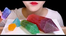 小姐姐吃巨型晶石琥珀糖，用手拿着吃简直太过瘾了