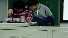 这师生关系！这肯定是个调皮的学霸，老师才有这样的宽容态度！