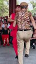 张大爷和红衣美女跳舞，最后是亮点
