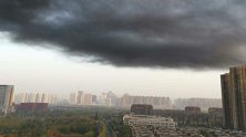 合肥一施工大楼起火黑烟蔽日 市民网上晒图：今天的黑云好诡异