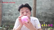 来福乱扔西瓜皮，没想却摔倒了自己，小朋友不能乱丢垃圾哦！