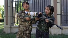 绝地求生真人版，用放大镜做出15倍镜，轻松淘汰敌人成功吃鸡！