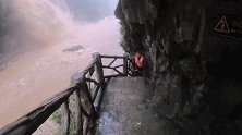贵州暴雨致40余名游客被困 现场景区瀑布倾泻而下部分道路被淹