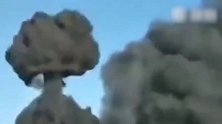 江苏盐城一危化品车翻下高速爆炸 现场腾起蘑菇云