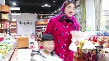 搞笑童年：小时候妈妈带我们买年货，结果买的全都是糖果，真有趣