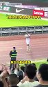 实拍张玉宁赛后在黄龙体育场向浙江球迷谢场