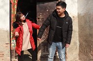 经理看不起农村女孩，去找女孩退娃娃亲，签合同的时候愣了