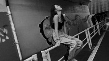 李咏女儿法图麦在日本度假心情好，内衣外穿大秀小蛮腰
