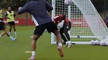 曼联官方发布球队最后一练视频，奥纳纳表情轻松