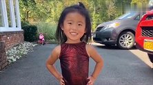中国女孩被外国夫妇收养18个月后的生活，笑容里有藏不住的光
