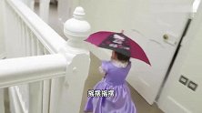 宝宝这是在玩什么呀躲在雨伞里，萌的不要不要的