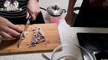 奶爸熬了一锅大骨汤，煮面给双胞胎萌娃一人一碗，两宝光盘行动