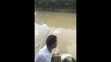 萌狮大赏 鱼上钩了却让它跑了，气的打了自己一巴掌