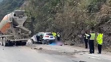 广西梧州一小客车与水泥罐车相撞 小客车内5人当场死亡
