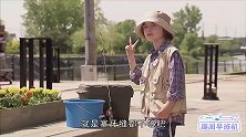 小孩往桶里扔鱼食，3厘米小鱼瞬间变身，吃猪饲料都没这么快