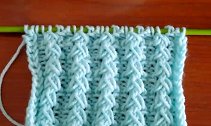 棒针织毛衣欣赏，淡蓝色条形山脊图案编织手法，不一样的针织风格