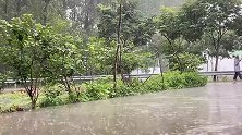 家里下一大场及时雨，玥玥兴奋的手舞足蹈，奶奶教孙女转呼啦圈
