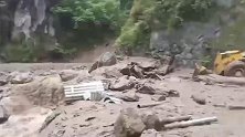 云南怒江发生泥石流致2伤2失踪 村民刚转移泥石流倾泻而下