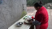 黄小妹变身厨师长，教大家做川菜干爆鸭，丝毫不比饭店的逊色