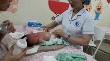 新生儿肠胀气，护士这样子给他按摩，家有宝宝的快来学学