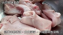 熬猪油到底是加水还是用油分享一招，猪油又香又白，久放不坏
