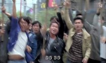 美女明星太惨了,被助理坑了一把,还被群众演员占便宜