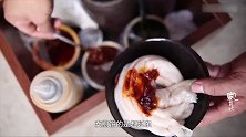 陕西人卖煎饼，至今还是走街串巷挑着担卖，传统仪式感十足！