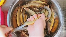 左撇子今天给大家做个香酥泥鳅，泥鳅这样做香酥入味骨刺都能吃