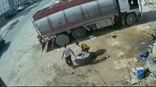 也门男子给轮胎打气过头 下一秒轮胎突然爆炸