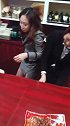 小伙请日本美女吃中国零食，姑娘吃得很满足！