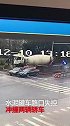 监拍罐车路口失控撞扁轿车 司机死里逃生