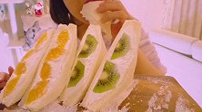 是各种水果口味的奶油三明治呀，先吃草莓口味的吧