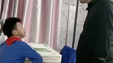 广东深圳：我不要面子吗？孩子哭求爸爸别在校门口数落自己