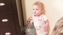 小宝宝手伸到桶里边，自己拿不出来了，直接就哭了起来！