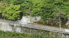 广东云浮一供水管道发生爆漏致街道成河 自来水公司：正在抢修！