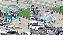 乌克兰一小车失控“横扫”路人 撞烂广告牌冲进车流已致2死多伤