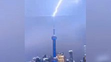 惊呼！上海东方明珠塔被闪电击中瞬间 外滩游客发出连连惊叹