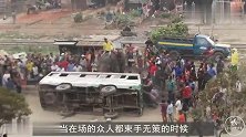 大巴车不幸在路边翻车，当众人束手无策之时，大象伸出长鼻相助！