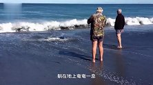 海滩传来微弱喵喵声，男子走近一看，沙滩上怎么会有猫