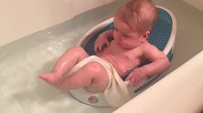 四个半月的宝宝头一回自己洗澡，既害怕又有点期待的模样太可爱了