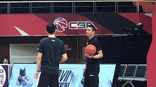 【PP体育在现场】尽职尽责！朱世龙下课后仍然帮助福建球员热身