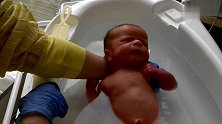 新生儿宝宝头一回洗澡就如此享受，舒服的昏昏欲睡！