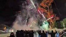 凌晨3点，加拉塔萨雷球迷在利物浦下榻酒店外放烟花