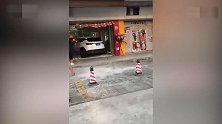【广东】小车失控撞进彩票店压倒男童 众人抬车救人