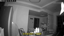 女子家深夜进贼，毛贼看见监控扭头就跑，10天后再次光顾小区！