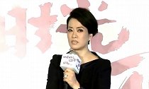 她是公认的歌唱家，老公背景显赫，如今儿女双全人生无憾