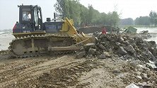 记者直击卫河封堵：投放4辆大型车，决口缩至5米