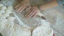 每次来大舅妈家，回回给我烙油饼吃，讲真的，这擀饼技术真不赖