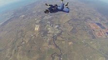 视频公司-男子玩跳伞空中失控无法翻身 同伴施救惊险开伞