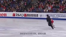 双人花滑比赛过后，男子情绪激动，下一个动作令女搭档尴尬
